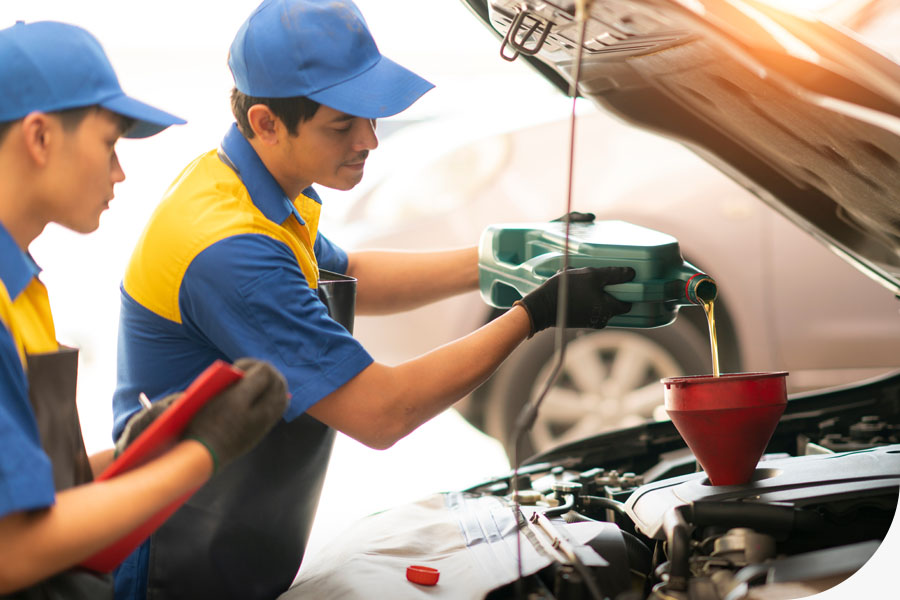 Aceite de motor siendo vertido