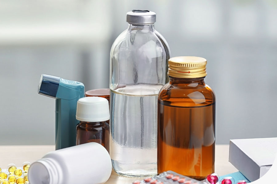 Frascos y cajas de medicamentos y remedios